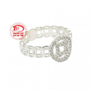 Điểm nổi bật của chiếc nhẫn chính là hình ảnh các đồng kim tiền xếp vào nhau, tạo nên một sản phẩm đẹp mắt.