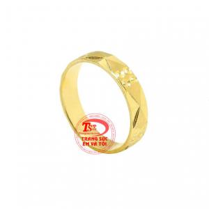 Chế tác từ vàng tây 10k giúp kết hợp với thiết kế độc đáo đã mang đến chiếc nhẫn ấn tượng.