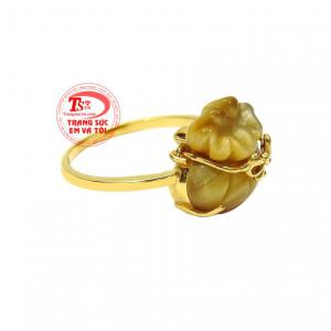 Nhẫn nữ đá mắt hổ tài lộc chất lượng phù hợp cho người mang mệnh Kim và mệnh Thổ.