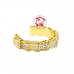 Các viên kim cương thiên nhiên lấp lánh giúp chiếc nhẫn trở nên thu hút hơn.