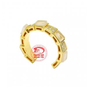 Sản phẩm dễ dàng cho các chị em kết hợp cùng trang phục và phụ kiện khác nhau.