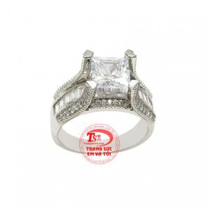 Dưới bàn tay tài hoa của người thợ chế tác, vàng trắng kết hợp cùng những viên đá cz lấp lánh mang đến vẻ đẹp sang trọng, quý phái.