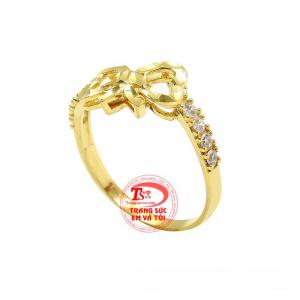 Điểm nhấn của chiếc nhẫn là hình nơ xinh xắn mang đến vẻ đáng yêu và vô cùng trẻ trung cho nữ giới.