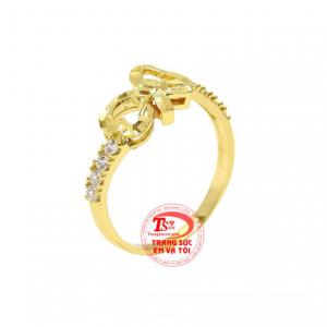 Nhẫn nữ hình nơ dễ thương với thiết kế tinh xảo mang đến một sản phẩm ấn tượng cho người dùng.
