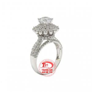 Nhẫn nữ kiêu sa vàng trắng được chế tác vô cùng tinh xảo và ấn tượng. 