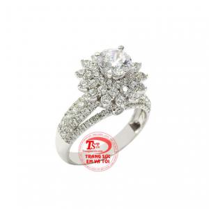 Dù trong trang phục dự tiệc hay những bộ cánh đi làm, chiếc nhẫn này cũng tạo điểm nhấn để bạn trở nên thật đặc biệt.