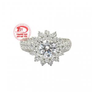 Thiết kế với ổ nhẫn cao, vàng trắng 14k đã khiến cho chiếc nhẫn càng thêm kiêu sa. 