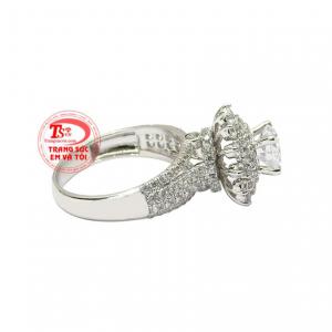 Nhẫn nữ kiêu sa vàng trắng là gợi ý hay cho các chàng để dành tặng cho người phụ nữ của bạn.