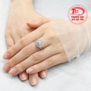 Nhẫn nữ kim cương tỏa sáng nhận đặt chế tác theo yêu cầu.