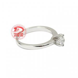 Kết hợp cùng viên kim cương thiên nhiên mang đến sự sang trọng mà không kém phần duyên dáng.