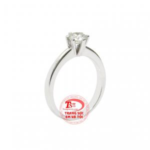 Nhẫn nữ kim cương trang nhã được chế tác từ vàng trắng 18k.