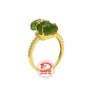 Nhẫn nữ nephrite tiền tài chế tác từ vàng 10k bền đẹp và ngọc cẩm thạch chất lượng.
