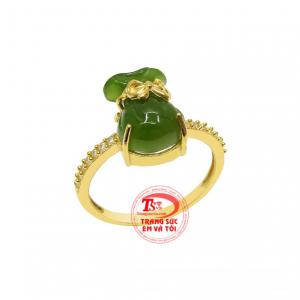 Kiểu dáng độc đáo giúp tôn vinh vẻ duyên dáng và nữ tính cho phái đẹp. 