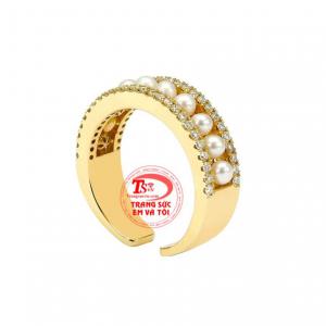 Sự kết hợp vàng tây cùng đá ngọc trai mang tới nét nữ tính mà không kém phần sang trọng.