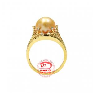 Sản phẩm có thể kết hợp cùng nhiều kiểu trang phục, đặc biệt là với những bộ đầm hoặc áo dài. 