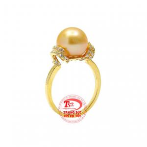 Nhẫn nữ ngọc trai tinh tế nổi bật với viên ngọc trai tròn màu vàng da cam. 