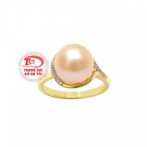 Những viên đá cz lấp lánh càng tô điểm cho viên ngọc trai sang trọng, thanh tao.