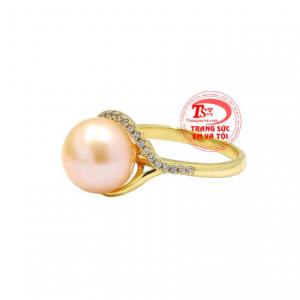 Nhẫn nữ ngọc trai trang nhã phù hợp với nhiều kiểu trang phục.