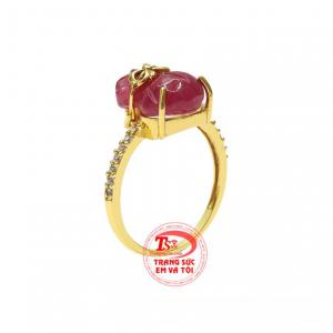 Nhẫn nữ Ruby lộc phát được chế tác hình túi tiền với ý nghĩa mang đến nhiều may mắn về tiền tài đến cho người đeo.