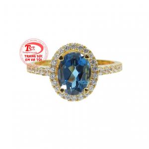 Với ánh xanh của viên đá Topaz tạo độ bắt sáng và nổi bật cho người đeo.