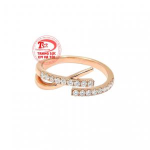 Để tạo điểm nhấn, các nhà chế tác đã thêm những viên kim cương có kích thước phù hợp giúp cho chiếc nhẫn trông ấn tượng hơn.