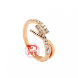 Chế tác từ vàng hồng mang đến chiếc nhẫn vừa sành điệu vừa phong cách.