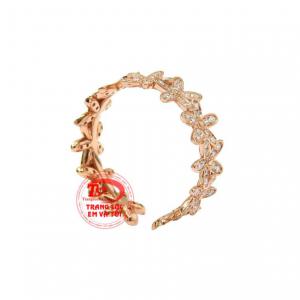 Những bông hoa năm cánh được gắn kết lại với nhau tạo nên chiếc nhẫn thời trang, trẻ trung và cá tính.