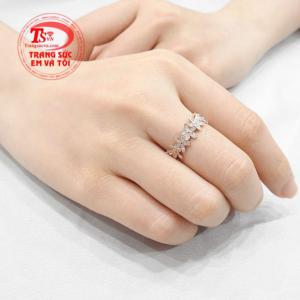 Sản phẩm giúp phái nữ dễ dàng kết hợp cùng các phụ kiện và trang sức. 