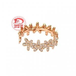 Đặc biệt, những viên kim cương kết hợp cùng vàng hồng khiến chiếc nhẫn như đang tỏa sáng. 