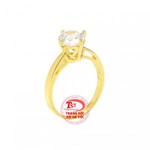 Nhẫn nữ vàng màu duyên dáng được chạm khắc xinh xắn đơn giản nhưng vẫn toát lên được vẻ nữ tính, dễ thương cho người đeo.