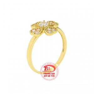 Nhẫn nữ vàng màu may mắn được chế tác hình bông hoa bốn cánh mang đến vẻ thanh tú cho sản phẩm.