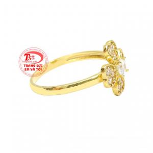 Nhẫn nữ vàng màu may mắn phù hợp cho các nàng yêu thích sự nữ tính và dễ thương.