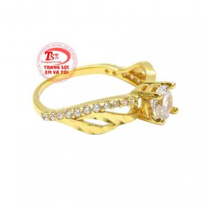 Chiếc nhẫn này sẽ tô điểm thêm phần xinh đẹp cho đôi bàn tay của các cô gái và còn tôn vinh nét duyên dáng cho các nàng.