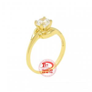 Nhẫn nữ vàng màu thanh tú được chế tác nhỏ xinh với điểm nhấn là viên cz lấp lánh.
