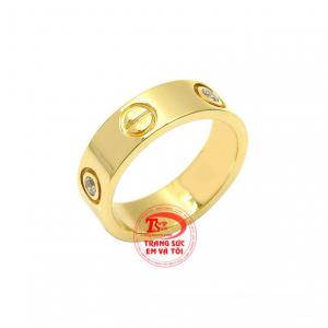 Với lối chế tác không quá cầu kỳ sẽ giúp cho người đeo dễ dàng kết hợp với nhiều kiểu trang phục và tự tin hơn.