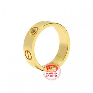 Nhẫn nữ vàng màu thời thượng kiểu dáng tuy đơn giản nhưng vẫn toát lên được vẻ thời trang.