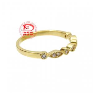 Lựa chọn một chiếc nhẫn nhỏ xinh hợp phong cách cũng đủ các cô gái tự tin hơn và nổi bật hơn rồi.