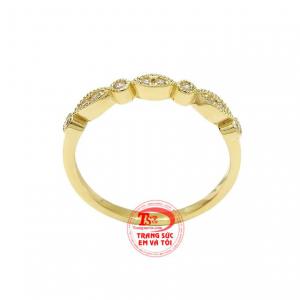 Nhẫn nữ vàng được rất nhiều phái đẹp yêu thích bởi nó tôn lên được vẻ đẹp cho đôi tay của các nàng.