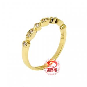 Nhẫn nữ vàng màu trang nhã được chế tác độc đáo mang đến vẻ thời trang đến cho người đeo.