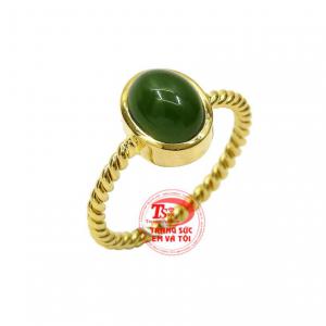 Màu xanh của đá nephrite thích hợp cho người mệnh mộc và mệnh hỏa. Kiểu dáng nữ tính, sang trọng giúp người đeo càng thêm nổi bật.