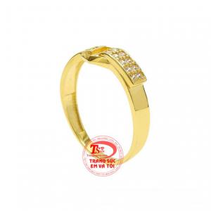 Nhẫn vàng là mẫu trang sức được nhiều người yêu thích không chỉ tiện dụng mà còn mang đến vẻ thời trang và sành điệu cho người đeo.