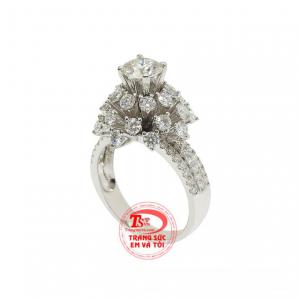 Đá moissanite là viên đá có tính chất gần giống với kim cương thiên nhiên nhất mà giá thành không quá cao.