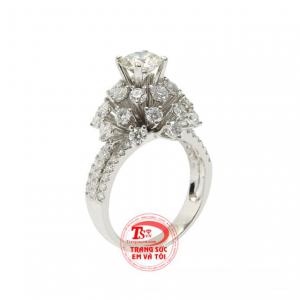 Nhẫn nữ vàng trắng moissanite được chế tác vô cùng tinh xảo và lộng lẫy.