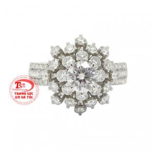 Do vậy các sản phẩm gắn đá này được yêu thích không kém phần những chiếc nhẫn kim cương thiên nhiên.