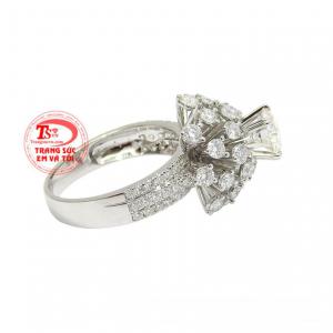 Nhẫn nữ vàng trắng moissanite sự lựa chọn sang trọng dành cho phái đẹp.