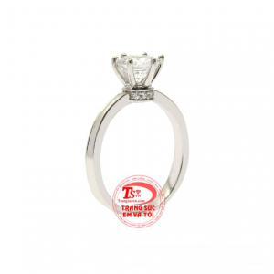 Nhẫn nữ vàng trắng rạng ngời được chế tác đầy tinh tế mang đến vẻ trẻ trung cho nữ giới.