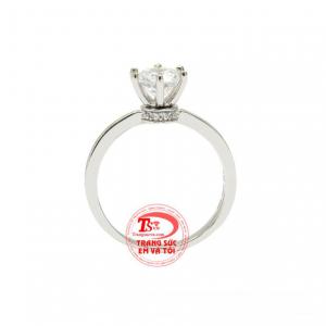 Chiếc nhẫn nhỏ xinh sẽ giúp cho đôi bàn tay của các nàng rạng rỡ hơn tôn vinh nét đẹp duyên dáng của phái đẹp.