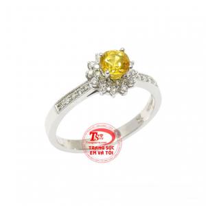 Với điểm nhấn là viên sapphire vàng kết hợp cùng kim cương thiên nhiên chất lượng giúp phái đẹp trông vừa hợp thời trang vừa mang đến nhiều may mắn cho phái đẹp.