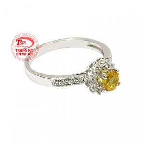 Sapphire là viên đá biểu tượng của hoàng gia giúp người dùng toát lên vẻ quyền quý, cao sang.