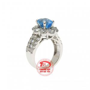 Nhẫn nữ vàng trắng topaz kiêu sa được chế tác kiểu dáng độc đáo, mới lạ.